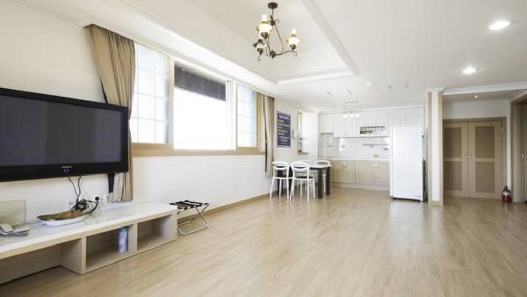 Tongyeong Bay Condo Hotel Exterior photo