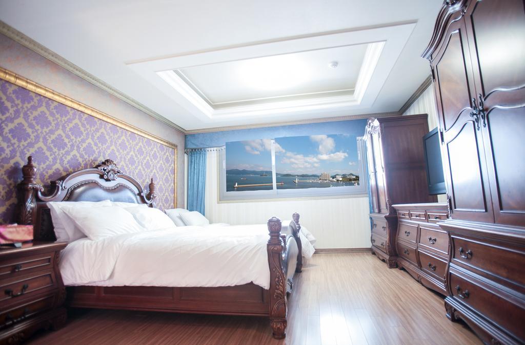 Tongyeong Bay Condo Hotel Exterior photo