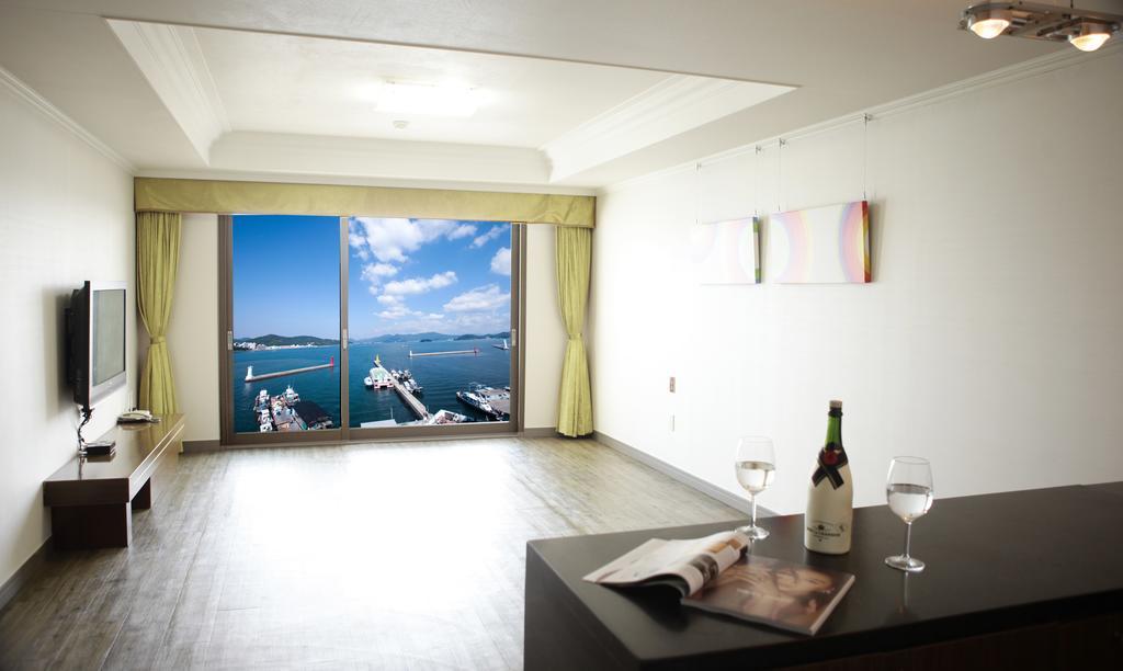 Tongyeong Bay Condo Hotel Exterior photo